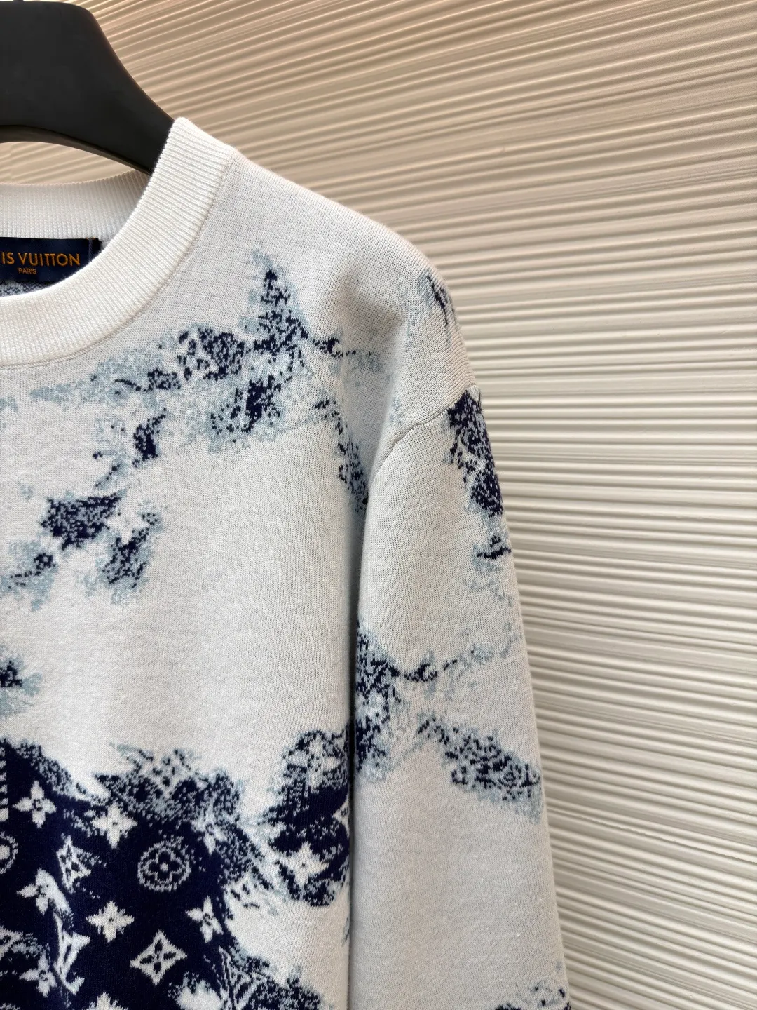LOUIS VUITTON blue and white gradient sweater ●Authentic product: 10200 purchased and developed ●Item number: 1680943-B25 ●Fabric: sweater fabric ●Technology: tie-dye production ●Version: fitted version ●Weight: about 465 grams ●Size: XS-S-M-L ●Description: Using 14-needle computerized flat knitting needles, the needle path density is small. To restore the perfect effect of the original version, it is extremely difficult to develop a higher version, and the time cost and development cost are greatly increased. In order to give the pattern a bleached tie-dye effect, it is cleverly presented through the jacquard process. We use manual reference to the original It took 65 days to count the patterns manually, and 975,946 pinholes were manually counted. The patterns, every flower, every color, are truly perfect and full of details. The wool material is made of 100% (fully combed) cotton yarn, and the color effect is as high as 95% or more. The overall workmanship is very complicated. The embroidery is made with heat-capacitive glue, which needs to be ironed to ensure quality. The checkerboard pattern needs to be positioned correctly, so it is very fast. Each process of the entire garment is slow and time-consuming.